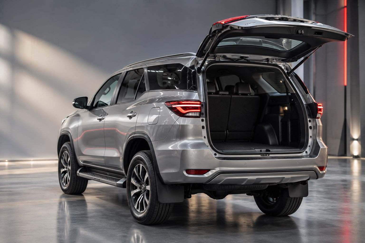 SUV màu xám bạc mở cốp sau, thấy rõ bậc lên xuống chạy dọc dưới cửa