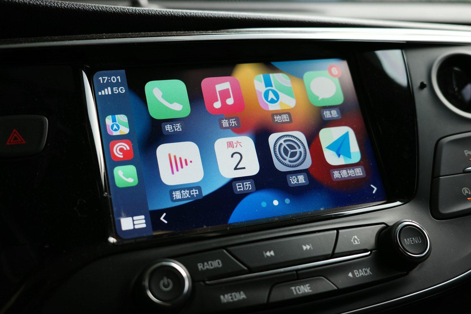 Màn hình cảm ứng trên taplo ô tô hiện giao diện Apple CarPlay